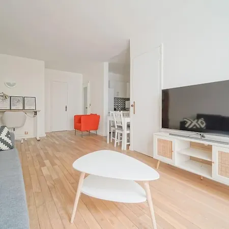 דירה Spacious 1br In 10th District *