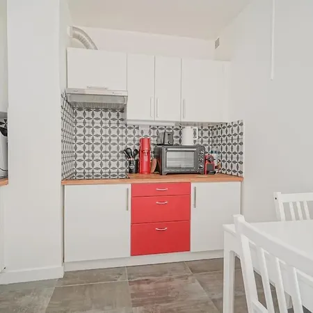 Spacious 1br In 10th District