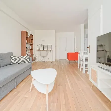 Spacious 1br In 10th District Apartman *